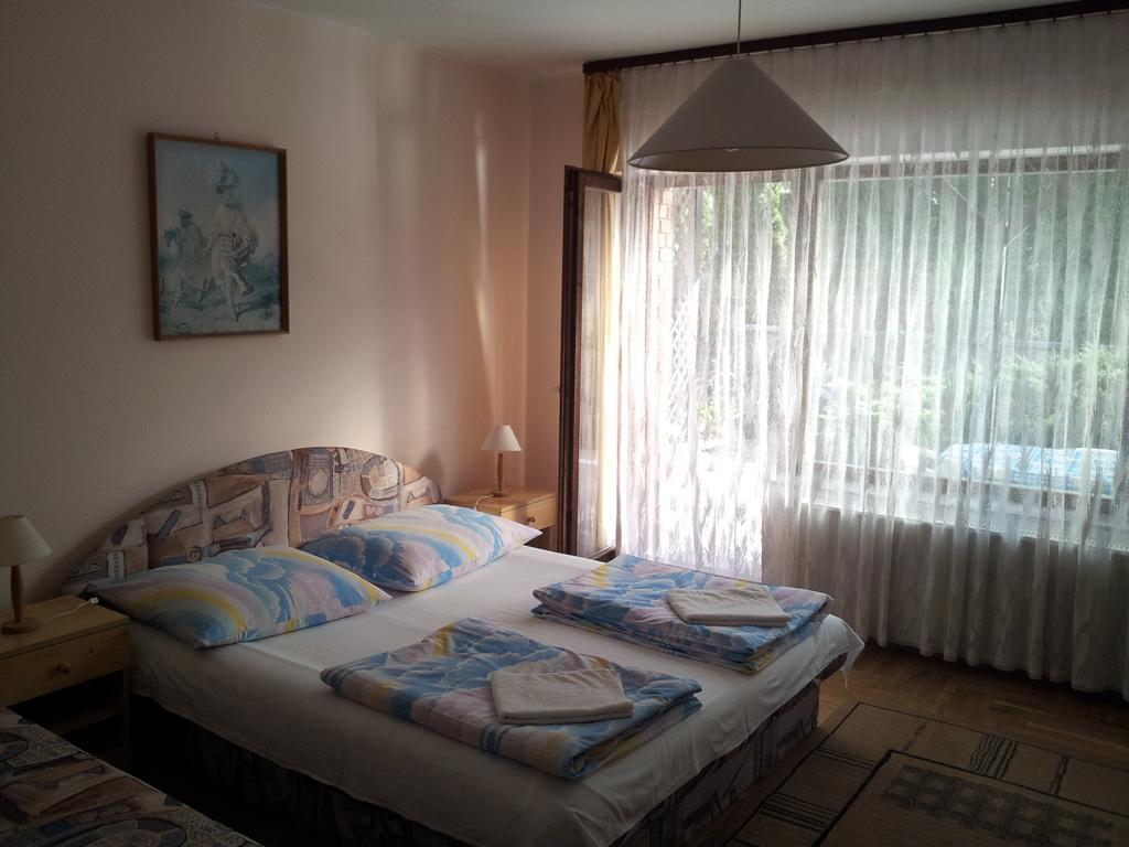 Agi Panzio Obuda Bed and Breakfast Budapest Habitación foto