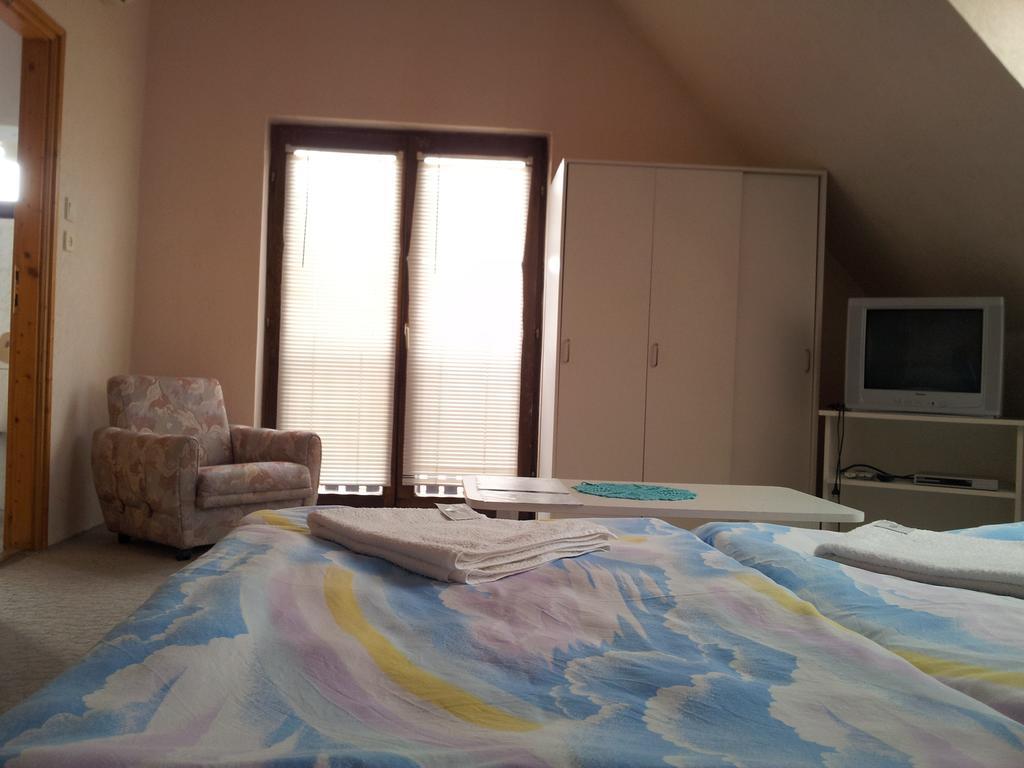 Agi Panzio Obuda Bed and Breakfast Budapest Habitación foto